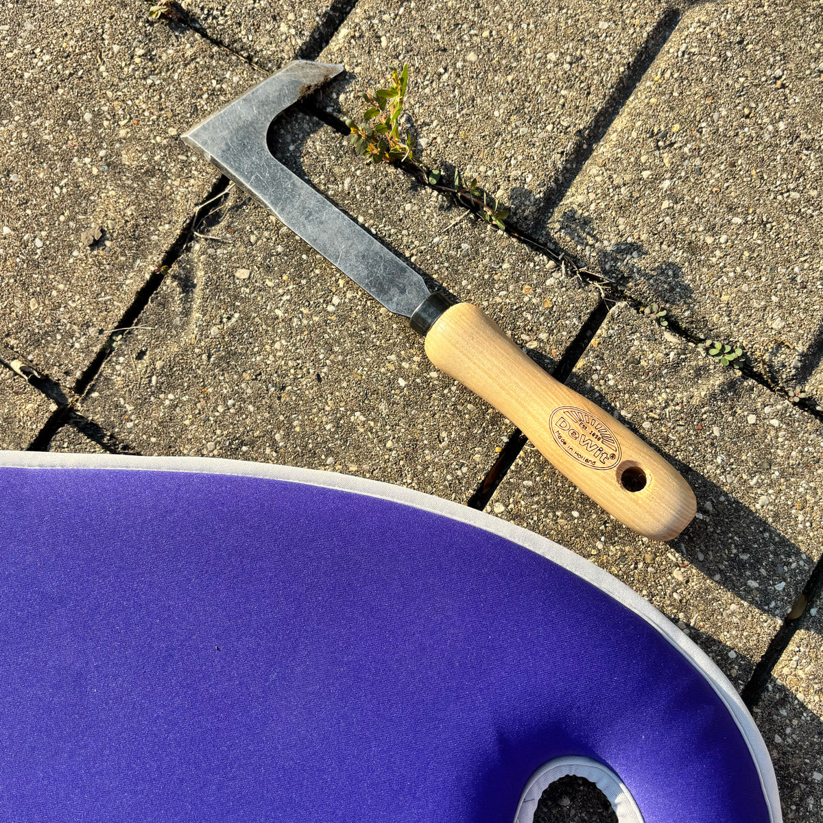 DeWit Patio Knife - Paver Weeding Tool, Head 5.5"L X 3"W Total Length: 11" 0.5 lbs