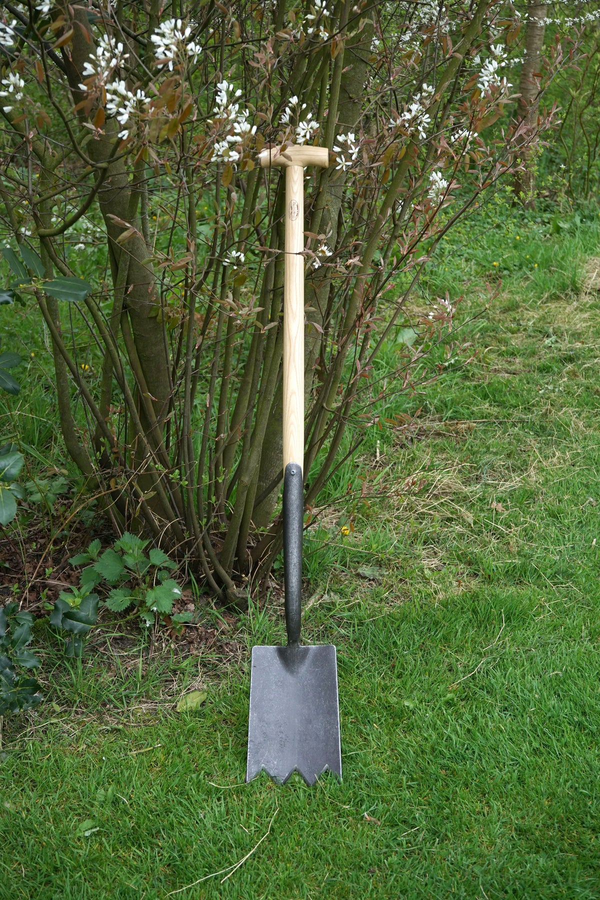 DeWit Forged Shark Tooth Spade, Head: 9.4"L x 6.5"W Total: 44"L