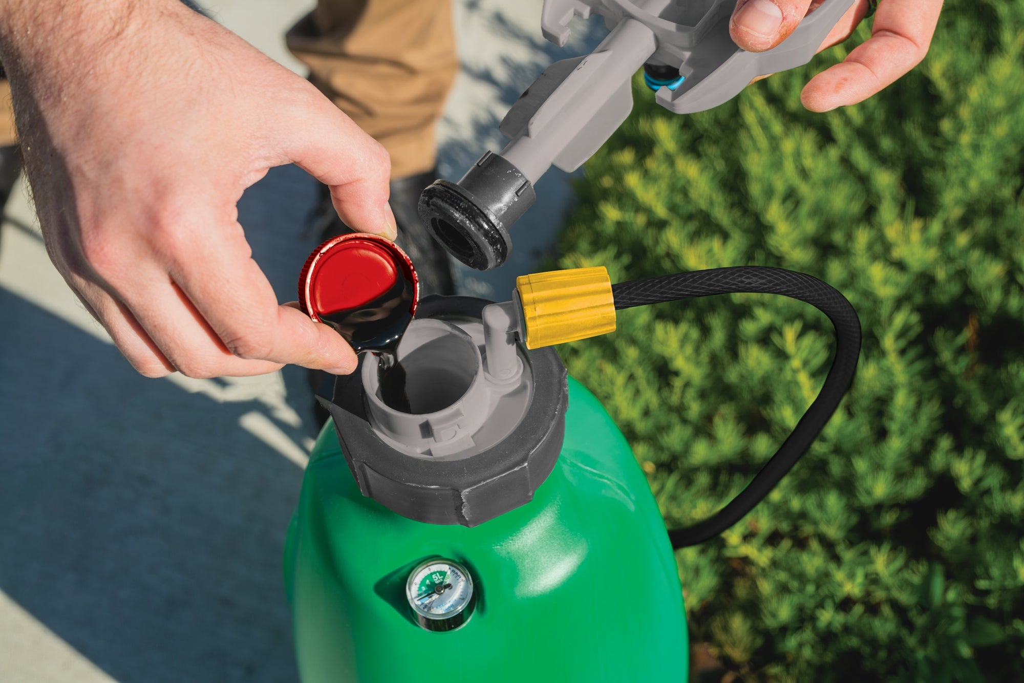 no pressure in garden sprayer 0.8 Gal Pumpless, Self-Pressurized Sprayer