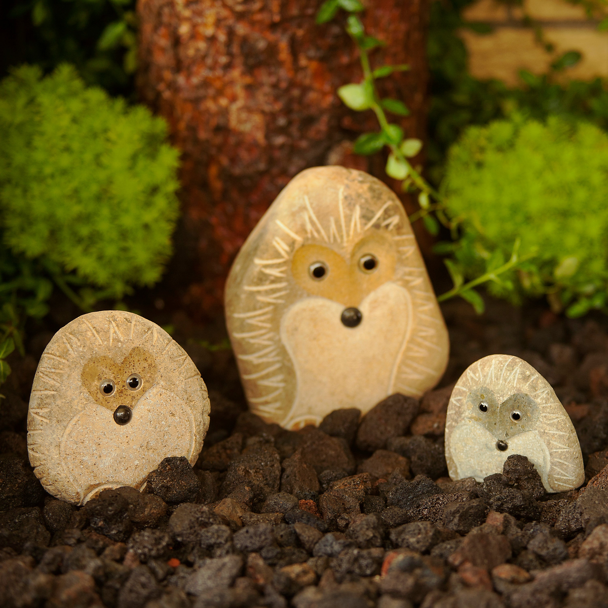 Hand-carved natural granite boulder stone hedgehogs set for garden decoration, family collection, 3 pieces (4"-8").