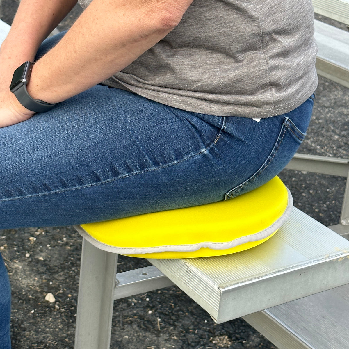 1.2 gal Yellow Metal Watering Can/Memory Foam Kneel Cushion
